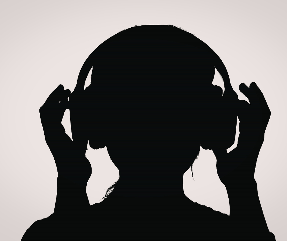 Casque audio posé dans un environnement calme pour l’écoute de sons binauraux